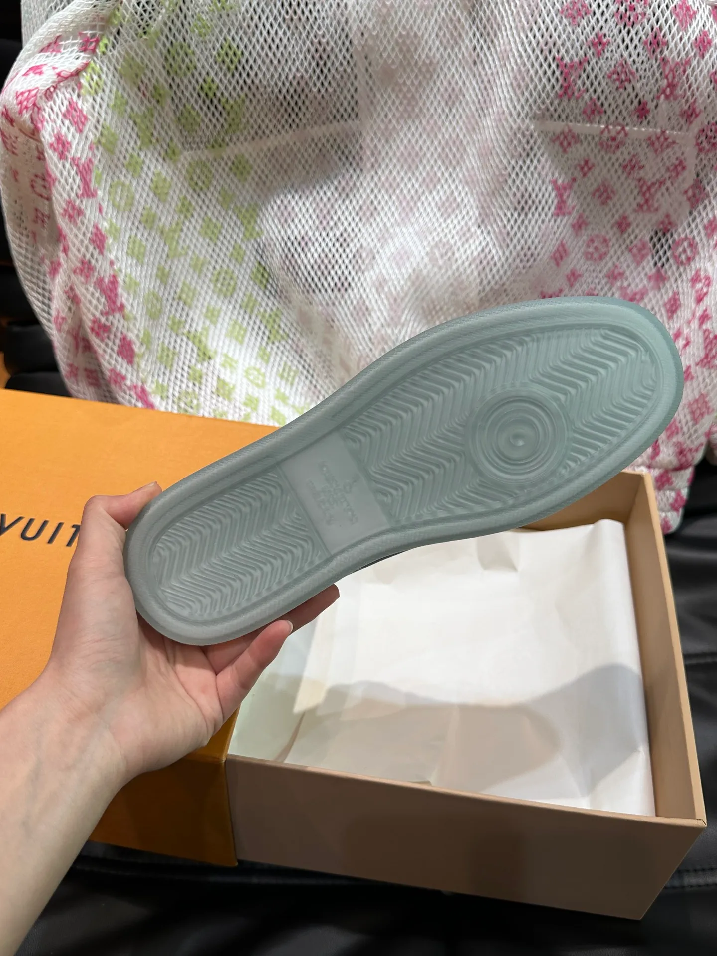 Men's Men's Shoes 💰p420 L·v Rivoli men's low-top casual sneakers, the classic checkerboard pattern will never go out of style. This Rivoli environmentally friendly sneaker is made of 90% sustainable materials. It is recycled polyester fiber integrated with the iconic Damier jacquard, and the outsole is shaped with recycled polyurethane. An upcycled LV logo perches on the tongue, while Louis Vuitton logos appear on the sides and rear. Comfortable and durable, versatile style, can be worn in all seasons, simple and fashionable item! Size: 38-44